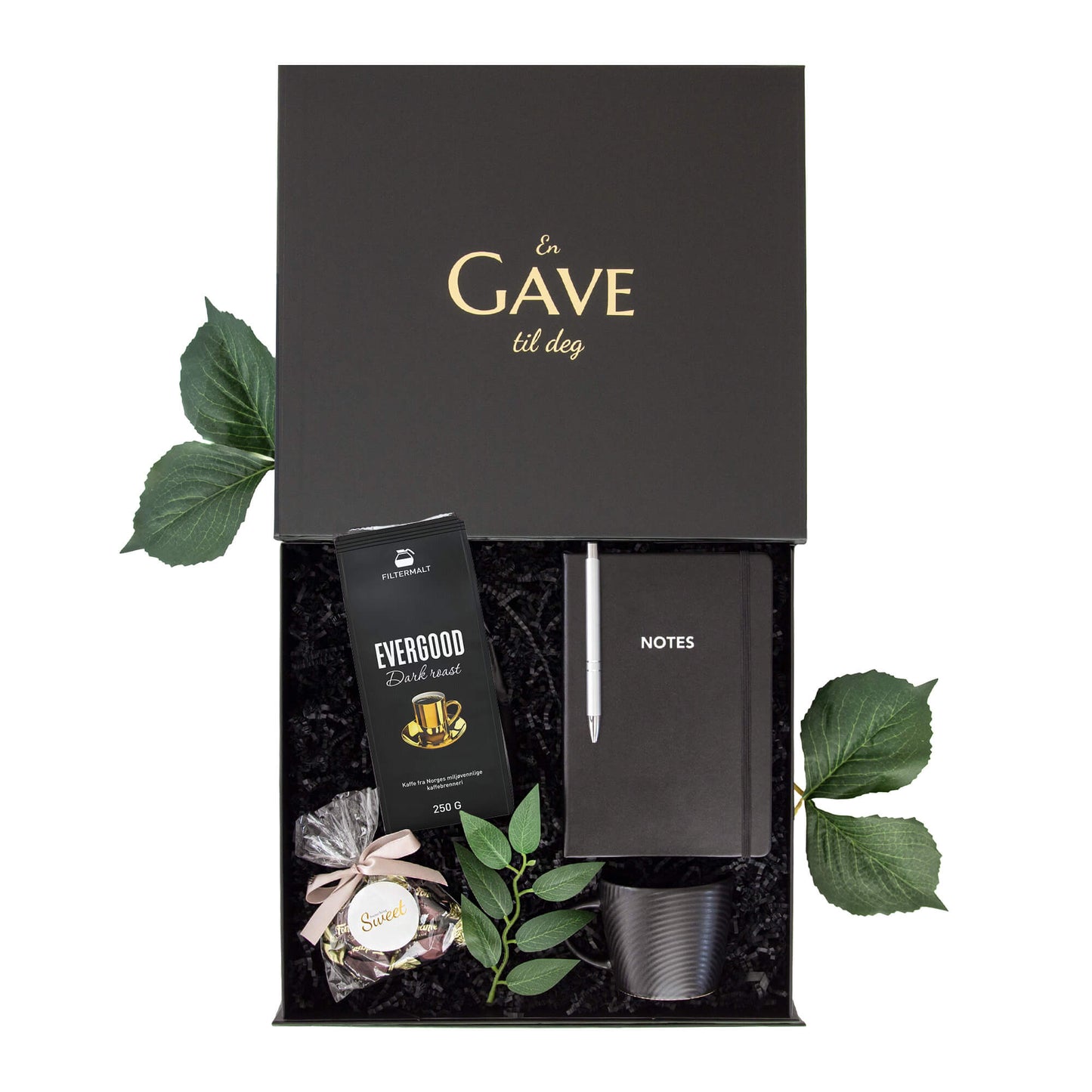 Gave til han eller henne med kaffe, kopp, sjokolader og notatbok med penn. Alt i en elegant åpen svart gaveeske.