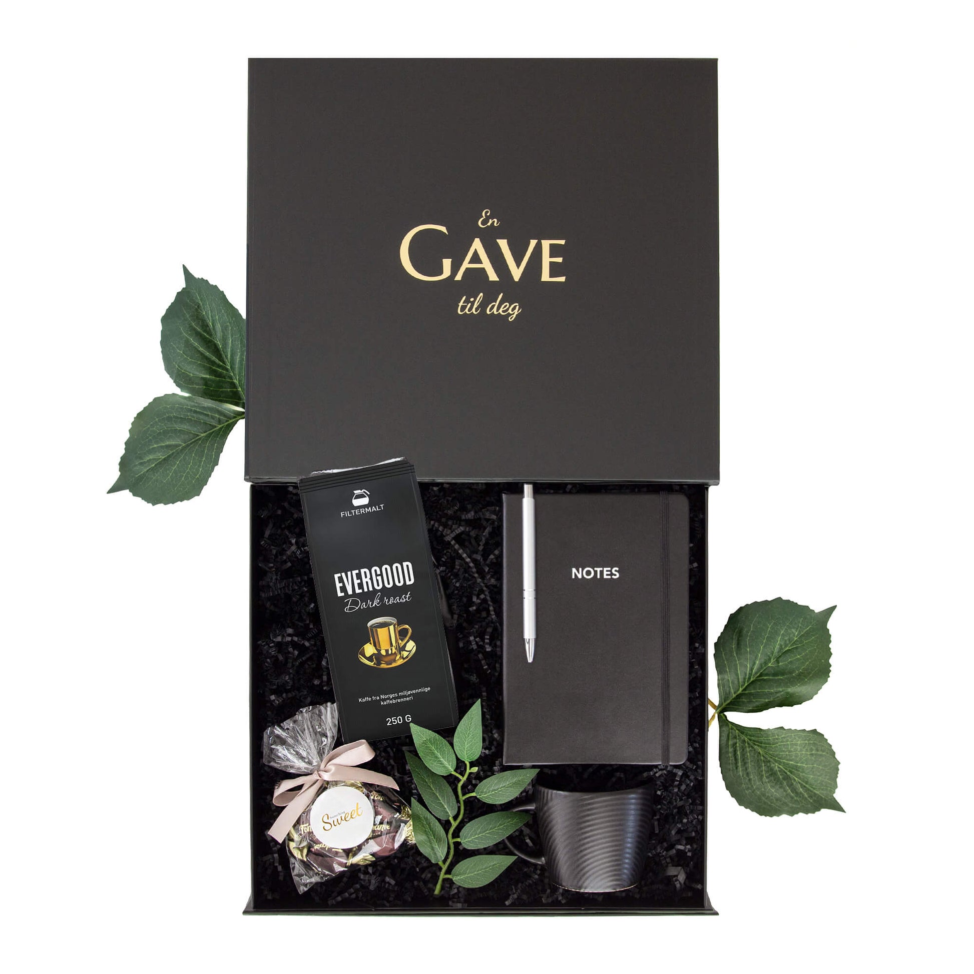 Gave til han eller henne med kaffe, kopp, sjokolader og notatbok med penn. Alt i en elegant åpen svart gaveeske.