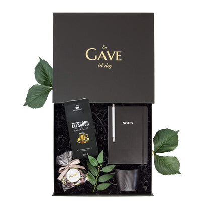 Gave til han eller henne med kaffe, kopp, sjokolader og notatbok med penn. Alt i en elegant åpen svart gaveeske.
