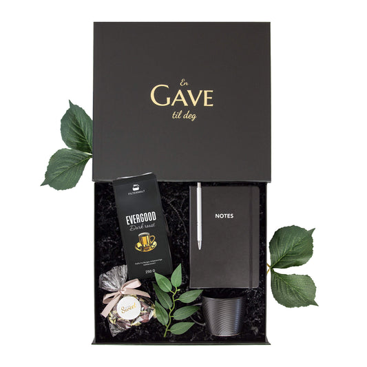 Gave til han eller henne med kaffe, kopp, sjokolader og notatbok med penn. Alt i en elegant åpen svart gaveeske.