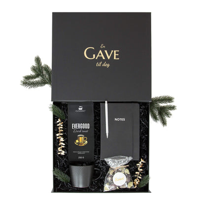 Julegave til han eller henne med kaffe, kopp, sjokolader og notatbok med penn. Alt i en elegant åpen svart gaveeske.