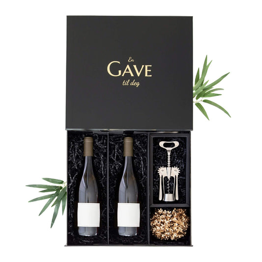 The Wine Box med plass til to vinflasker, sølvfarget vinåpner, sjokolade og gylne blomster i sort gaveeske