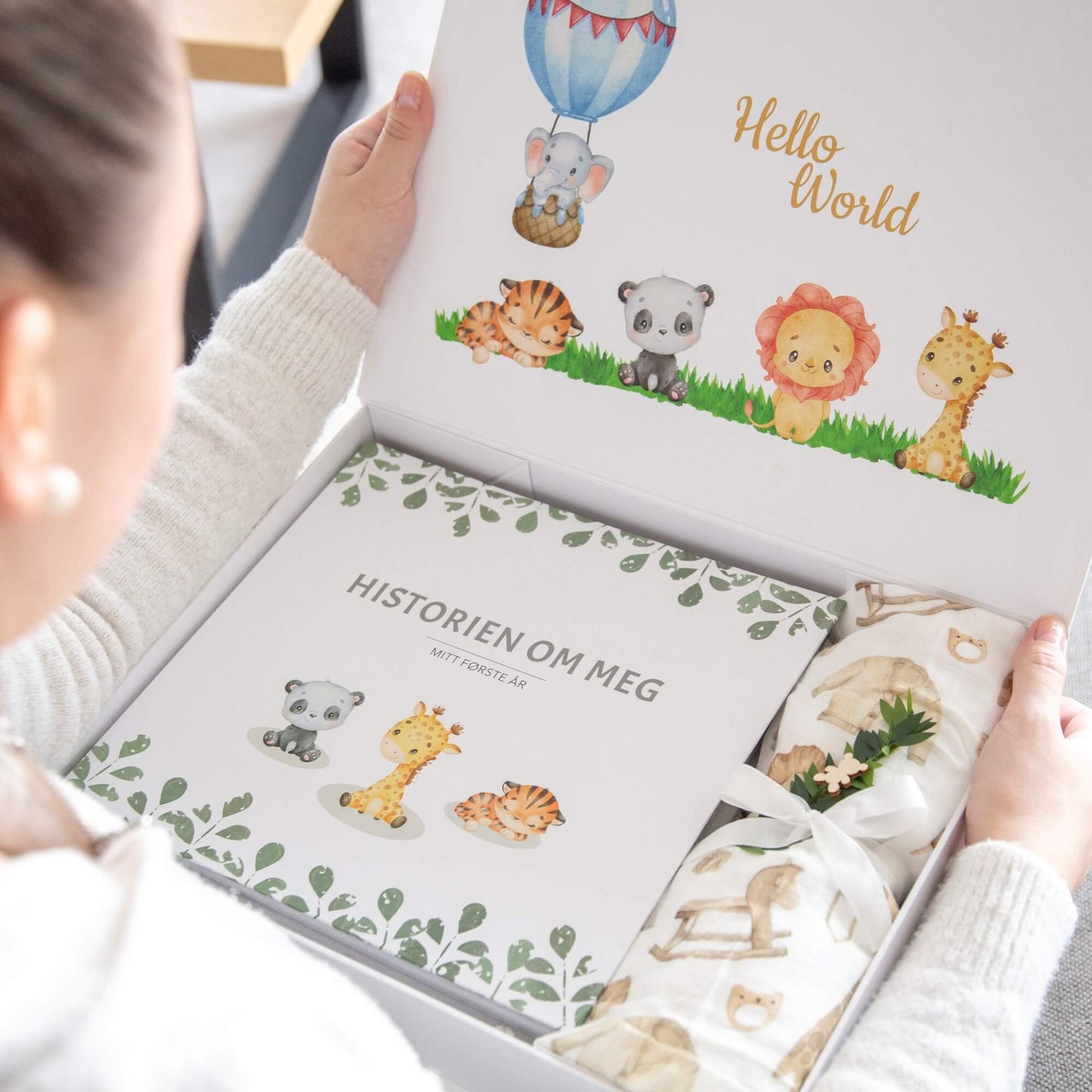 En gaveeske med babyjournal og babypledd fra Boxit blir åpnet.