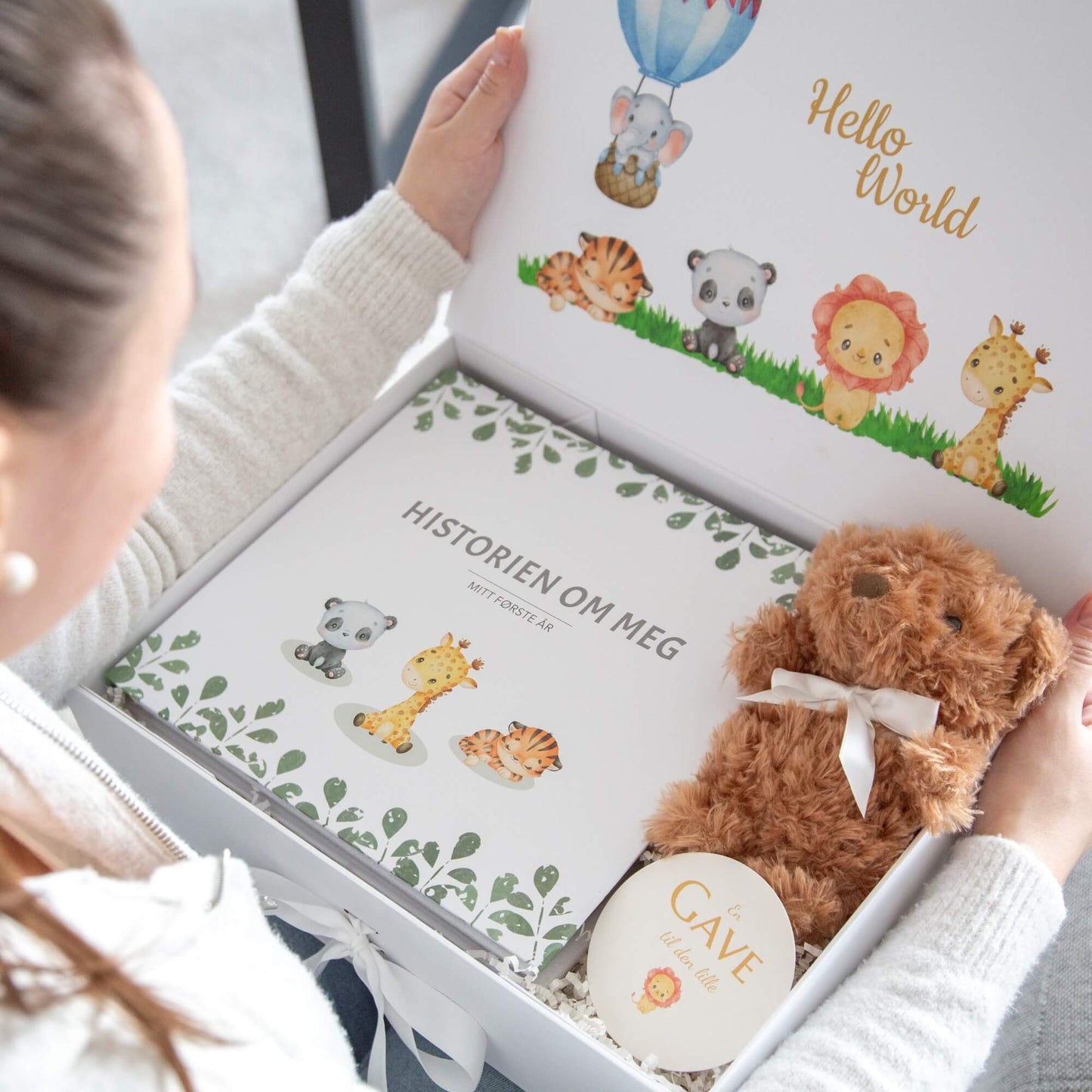 En gaveeske fra Boxit med den eksklusive babyjournalen "Historien om meg" blir åpnet.