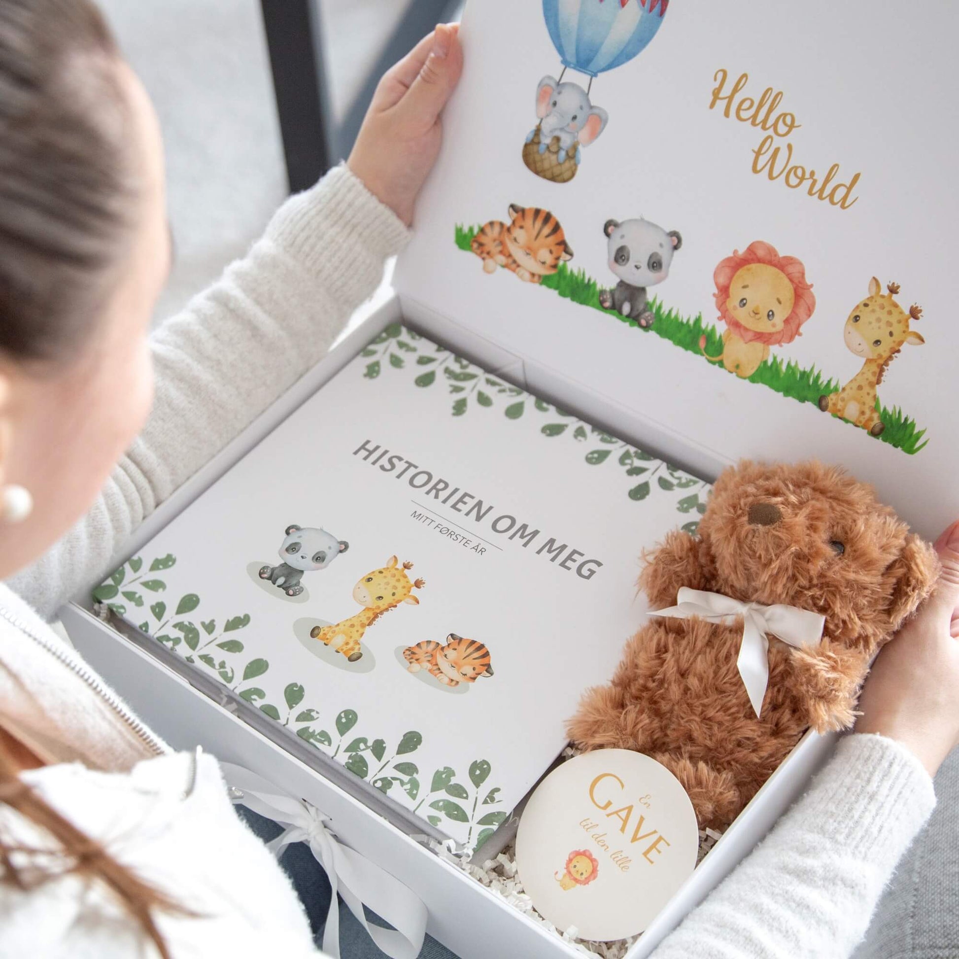 En gaveeske fra Boxit med den eksklusive babyjournalen "Historien om meg" blir åpnet.