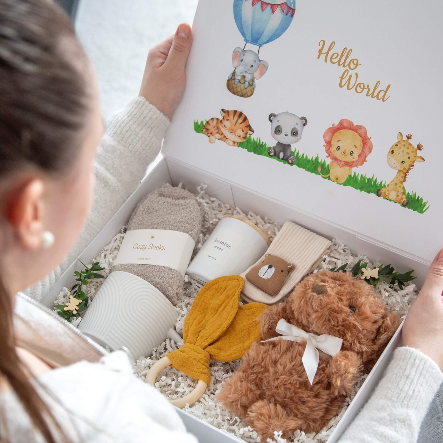 Gaveesken "Mommy and me" med produkter til både mor og baby blir åpnet.