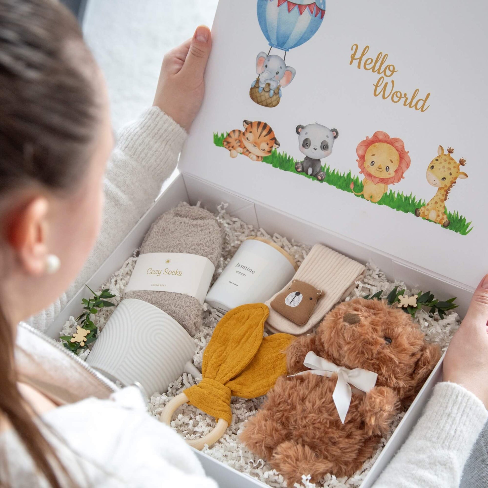 Gaveesken "Mommy and me" med produkter til både mor og baby blir åpnet.