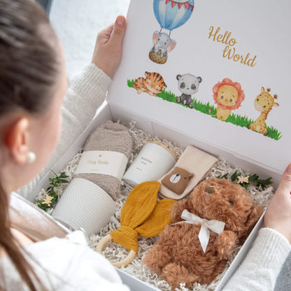 Gaveesken "Mommy and me" med produkter til både mor og baby blir åpnet.