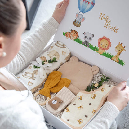 Babygaveeske med fine produkter til den nyfødte blir åpnet.