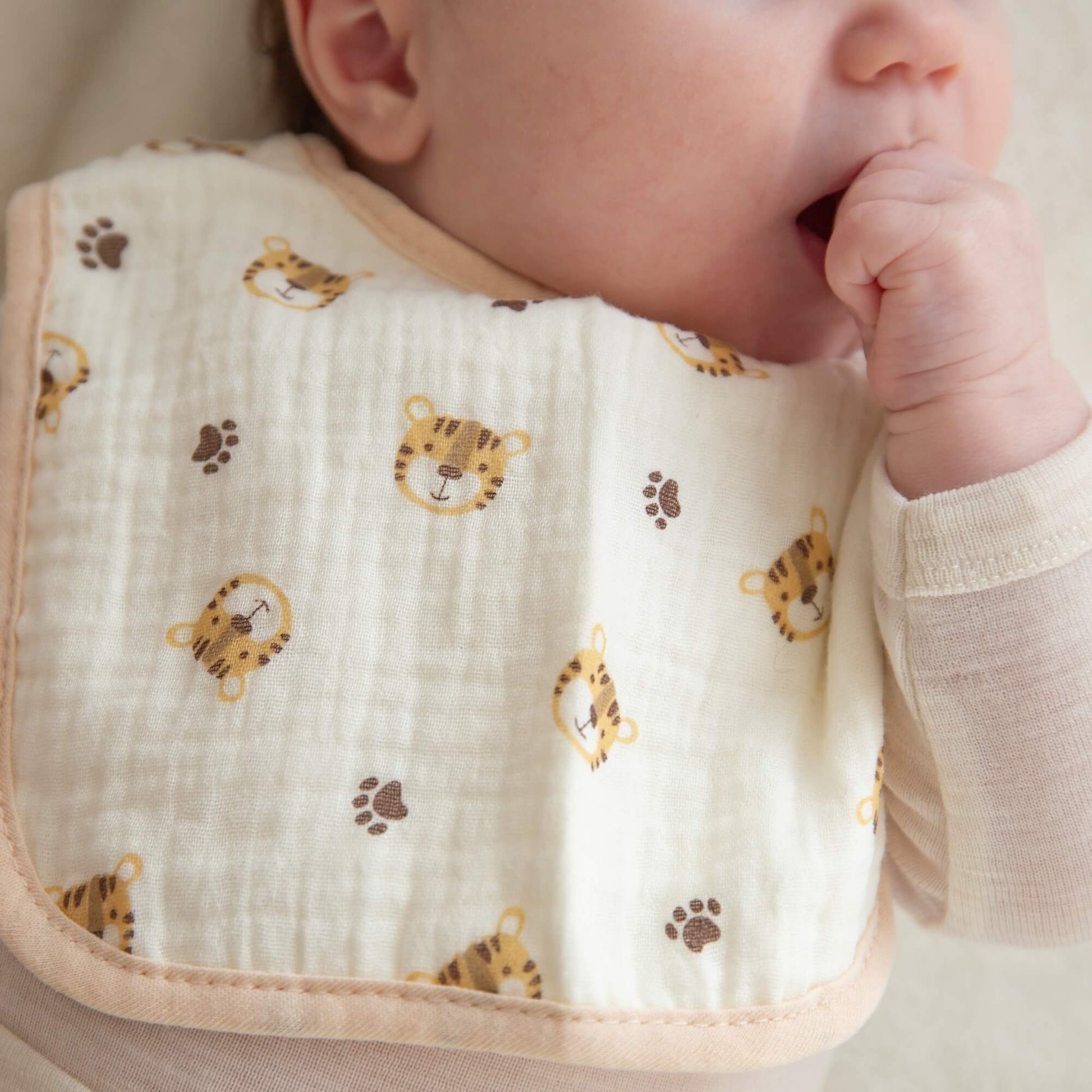 Babysmekke med tiger motiv på en baby.