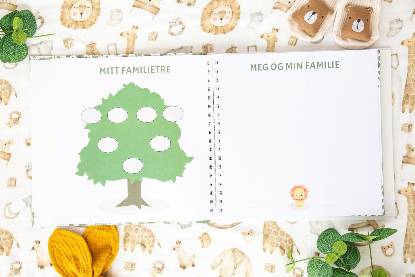 To sider fra en nydelig babyjournal hvor de nybakte foreldrene kan dokumentere det første året til sin nyfødte baby.