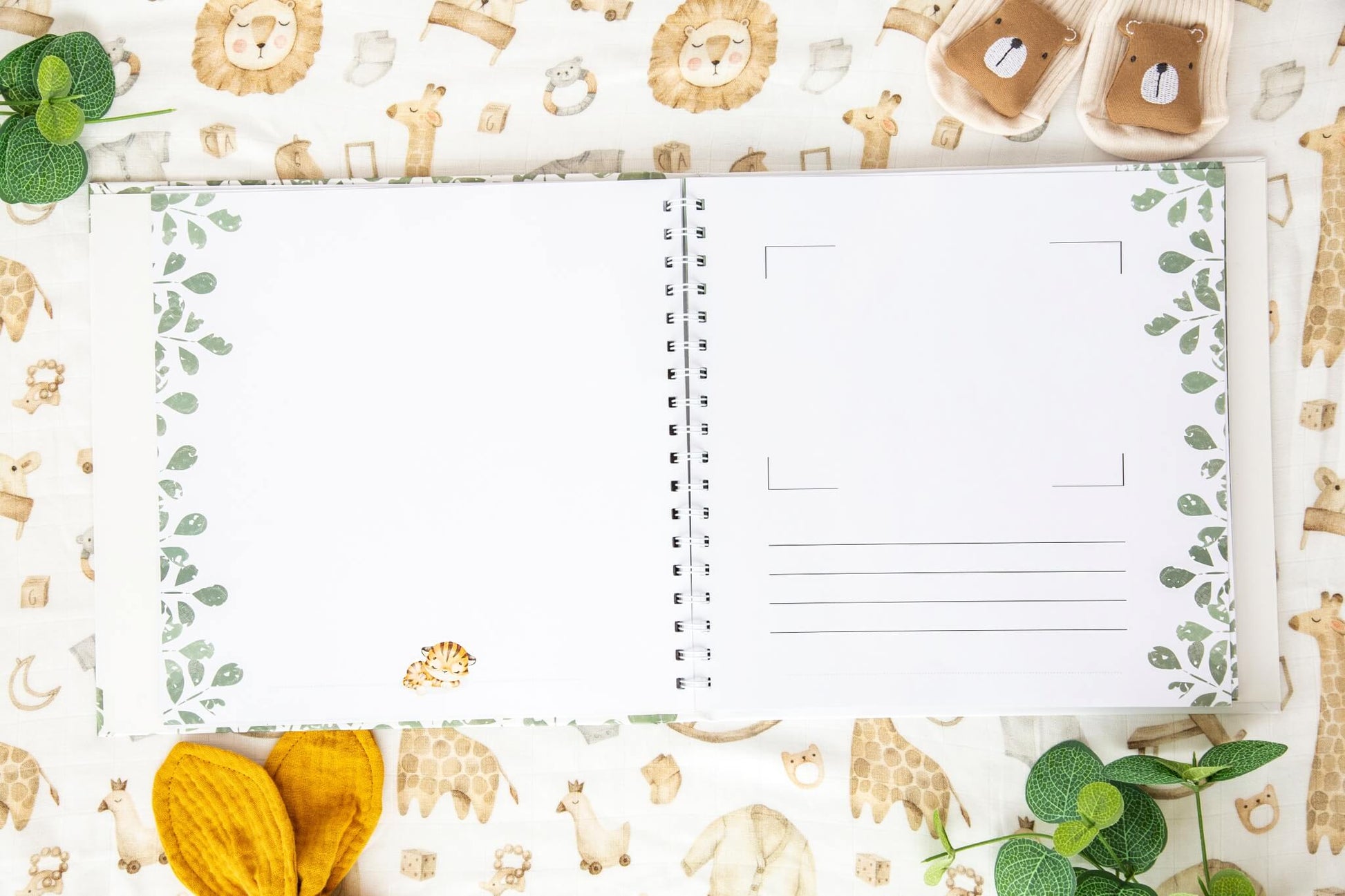 To sider fra en nydelig babyjournal hvor de nybakte foreldrene kan dokumentere det første året til sin nyfødte baby.
