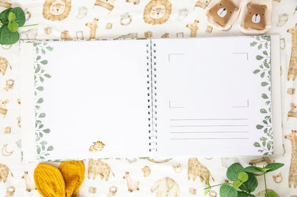 To sider fra en nydelig babyjournal hvor de nybakte foreldrene kan dokumentere det første året til sin nyfødte baby.