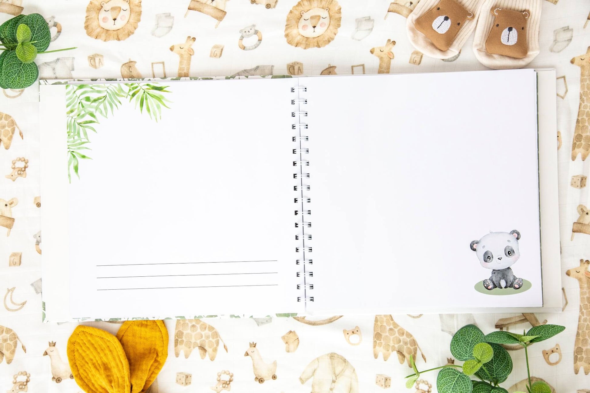 To sider fra en nydelig babyjournal hvor de nybakte foreldrene kan dokumentere det første året til sin nyfødte baby.