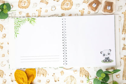 To sider fra en nydelig babyjournal hvor de nybakte foreldrene kan dokumentere det første året til sin nyfødte baby.