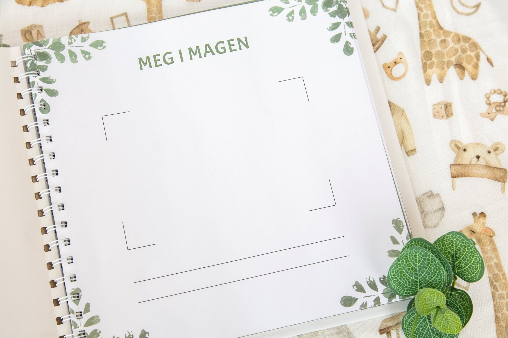 En side fra en nydelig babyjournal hvor de nybakte foreldrene kan dokumentere det første året til sin nyfødte baby.
