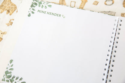 En side fra en nydelig babyjournal hvor de nybakte foreldrene kan dokumentere det første året til sin nyfødte baby.