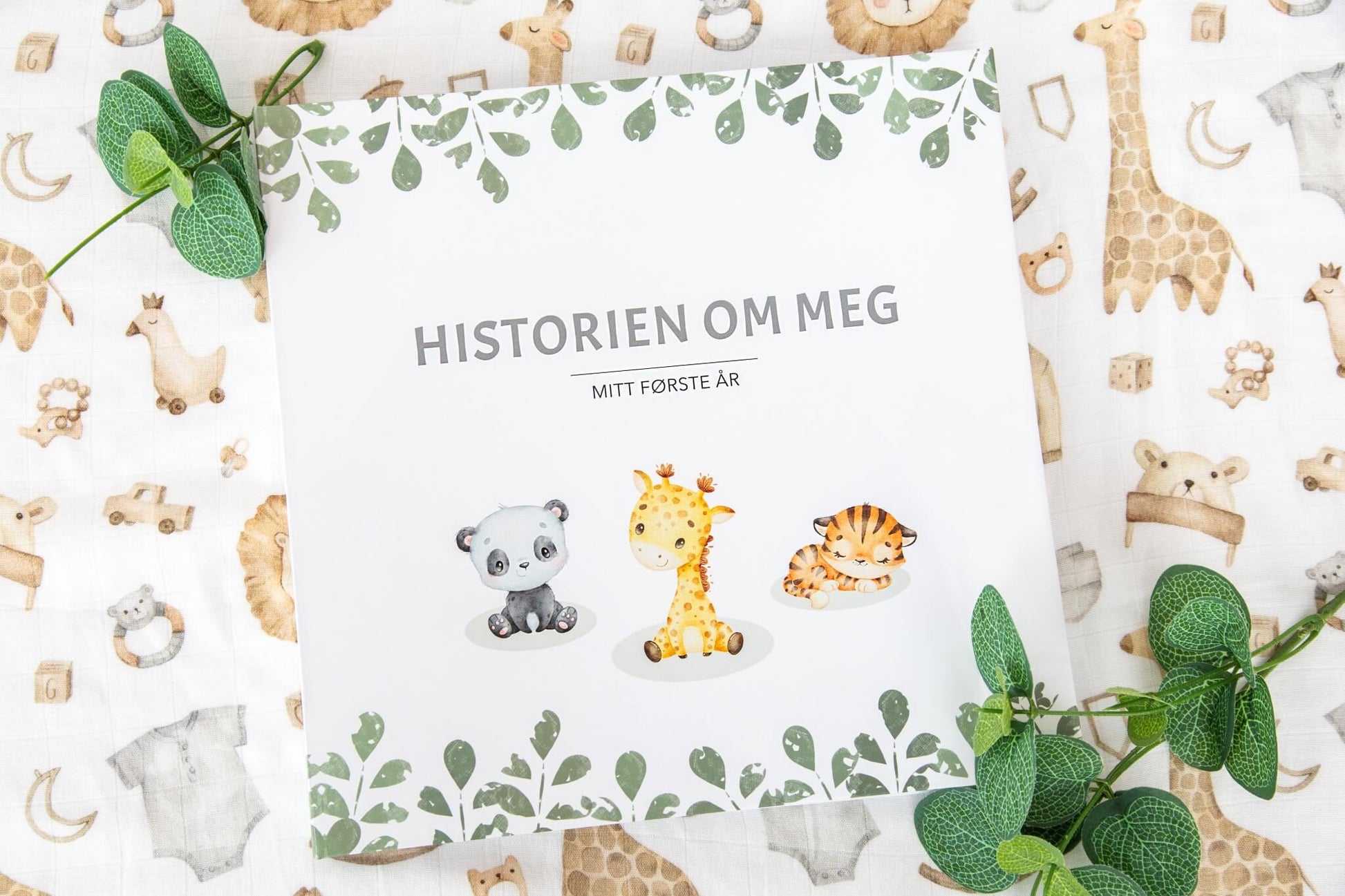 Forsiden av en nydelig babyjournal hvor de nybakte foreldrene kan dokumentere det første året til sin nyfødte baby.