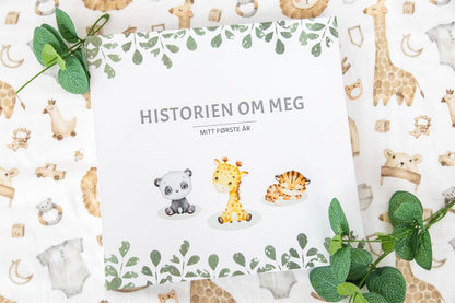 Forsiden av en nydelig babyjournal hvor de nybakte foreldrene kan dokumentere det første året til sin nyfødte baby.