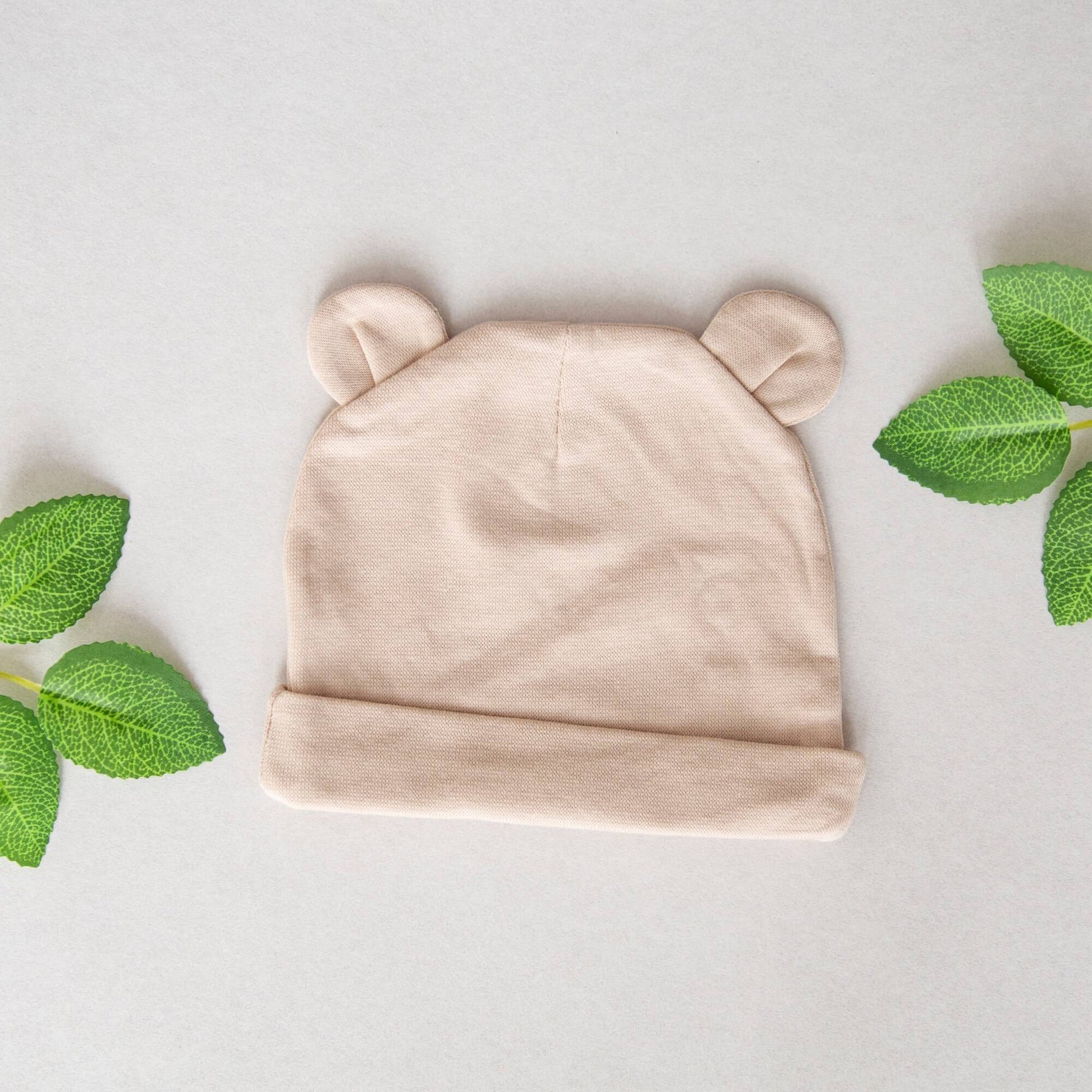 Beig babylue i bomull med ører på toppen