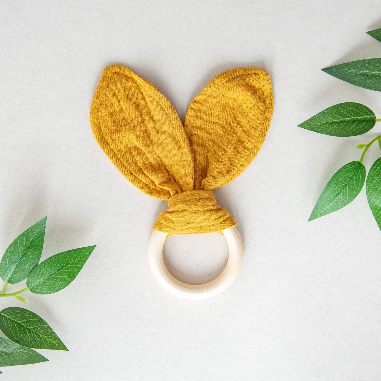 Babyrangle i tre og bomull fra Boxit i fine farger.