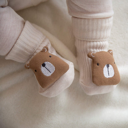 Babysokker med bjørner som blir brukt av en baby.