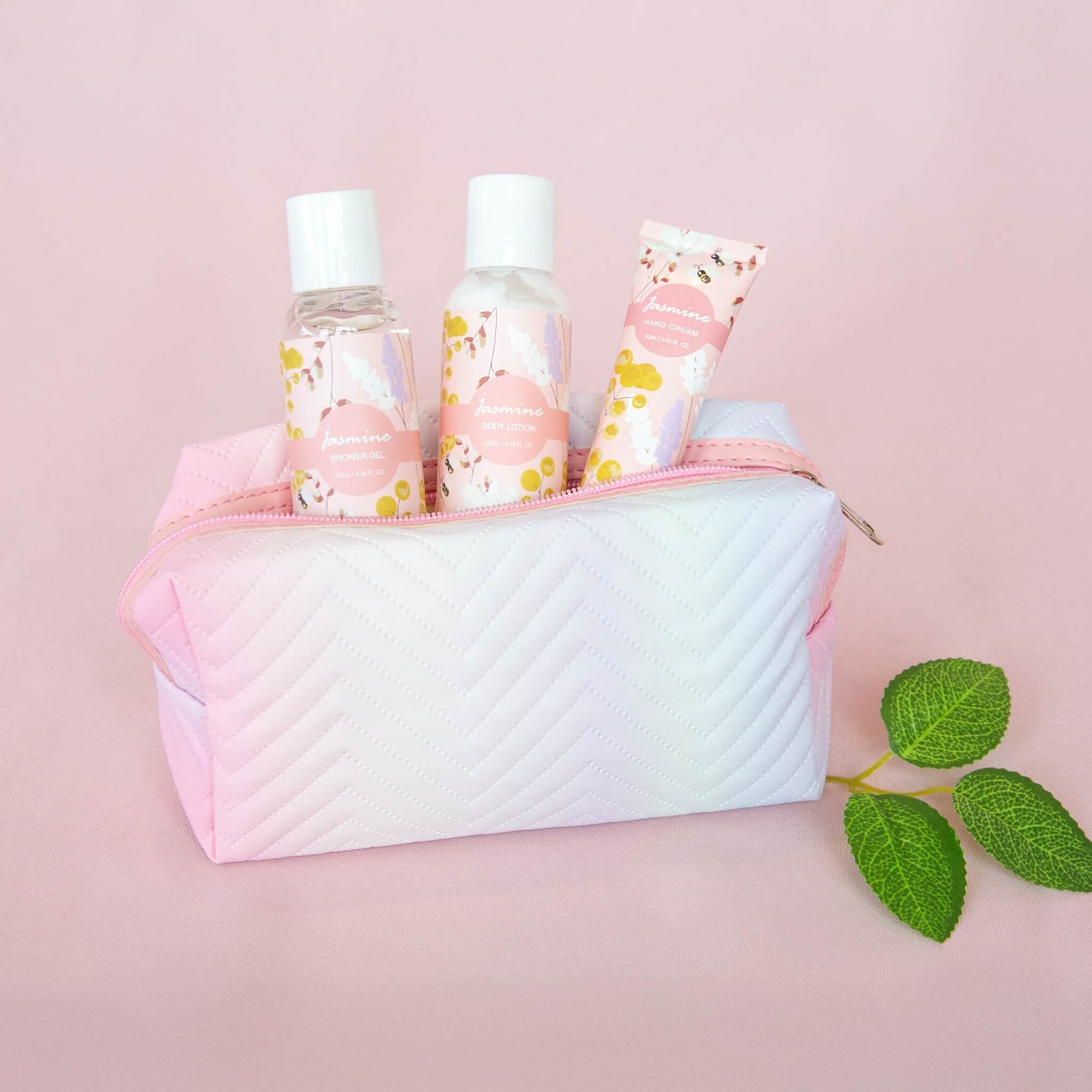 Jasmin badesett i en rosa toalettmappe.