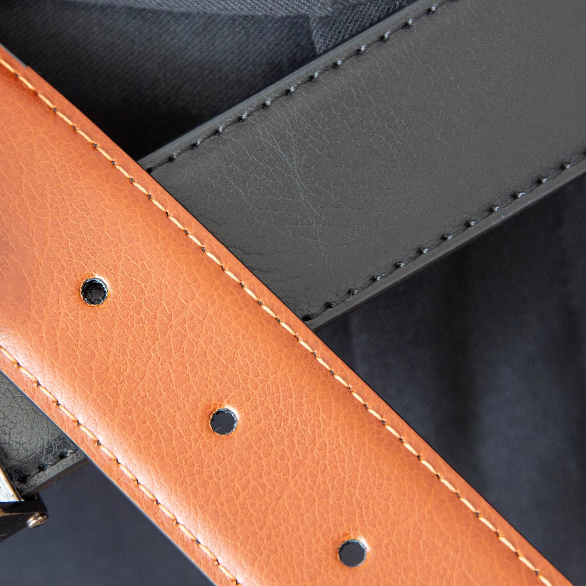 Reversibelt herrebelte med sort og brunt skinn – praktisk og stilfull detalj i gaveesken til han.