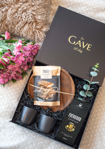 Kjempefin gave fra Boxit med kaffe, kopper, serveringsbrett og vaffelmix.