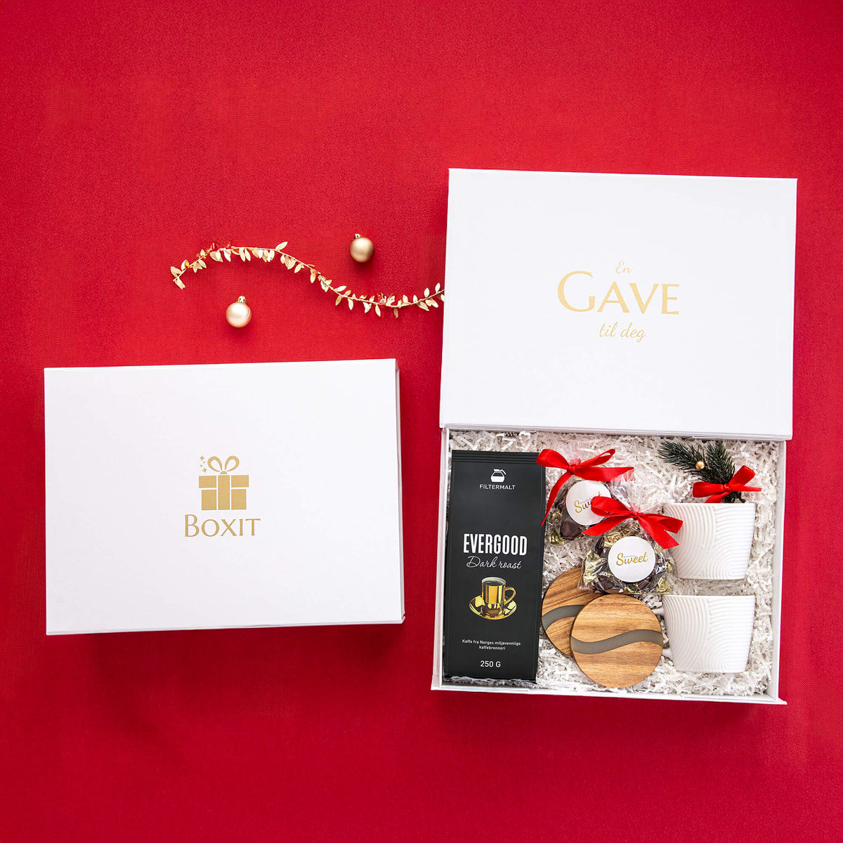 Julegave fra Boxit. Classy Coffee. Med kaffe, sjokolade, bordbrikker og kopper.