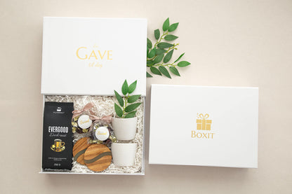 Super gave fra Boxit med kaffe, bordbrikker i akasietre, kopper og deilige sjokolader.