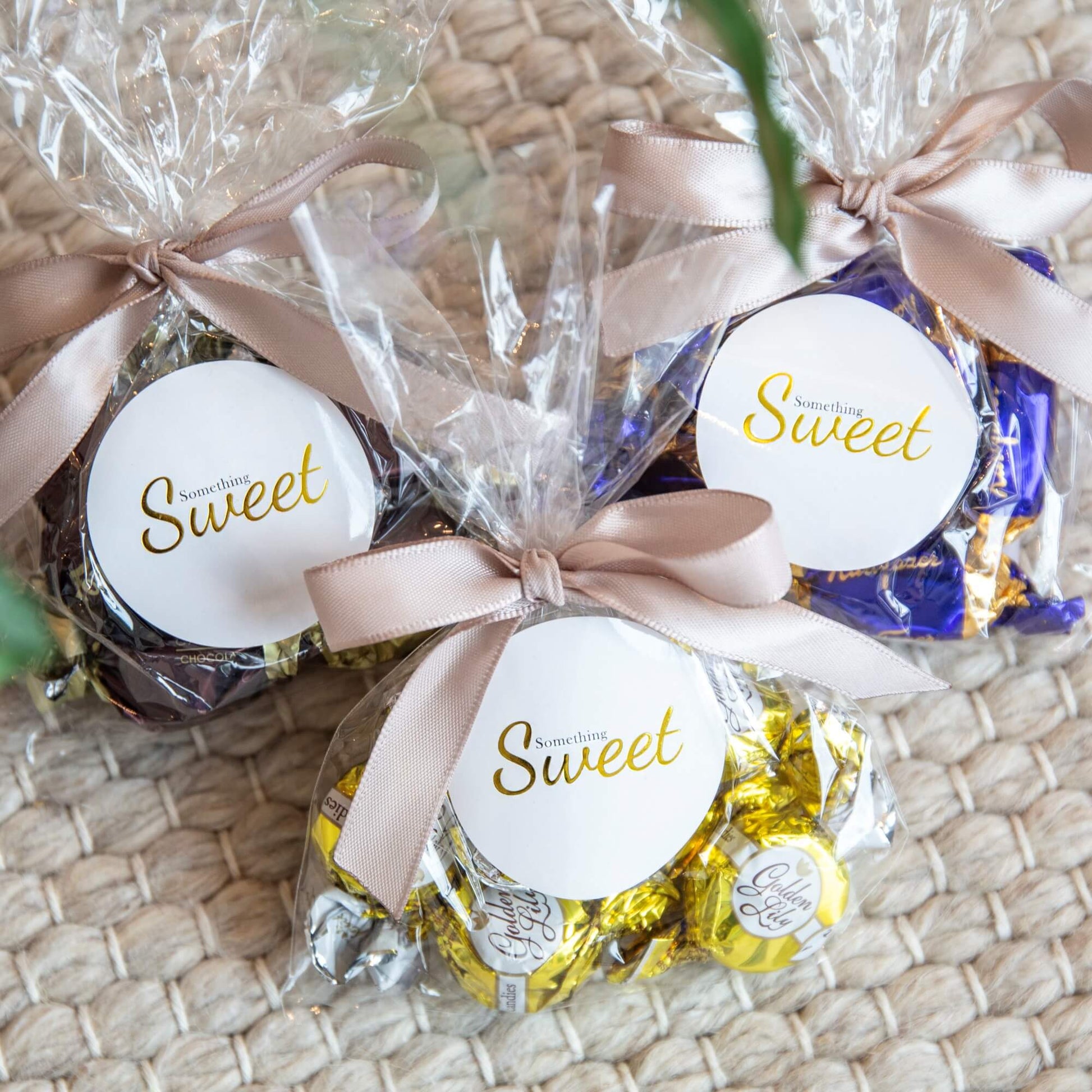 Tre gaveposer med assortert sjokolade og Something Sweet-etikett
