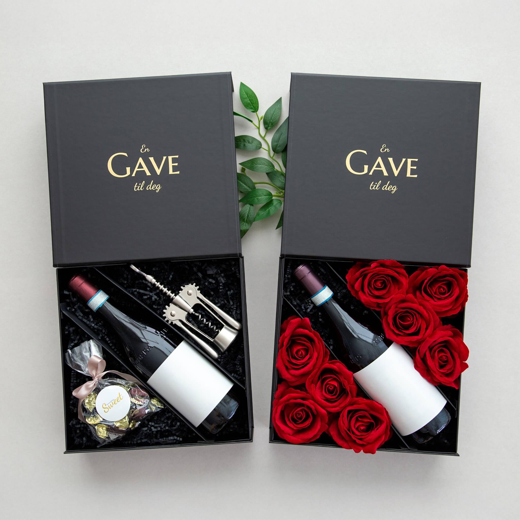 To åpne gaveesker. En med sjokolader, vin og vinåpner og en med røde roser og vin. Levert i elegante sorte gaveesker. Perfekt som vingave til enhver anledning.