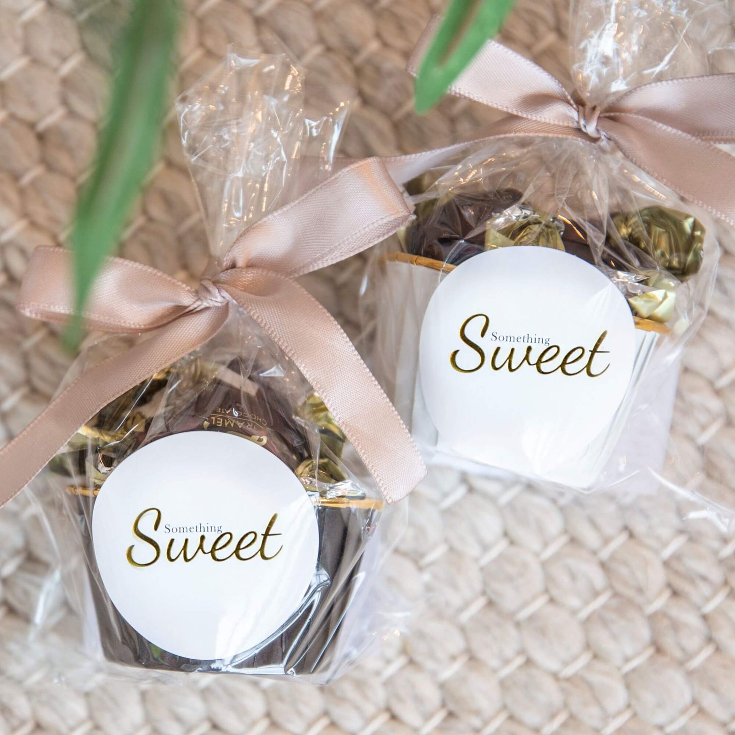 To gaveposer med innpakkede fondantsjokolader og Something Sweet-etikett