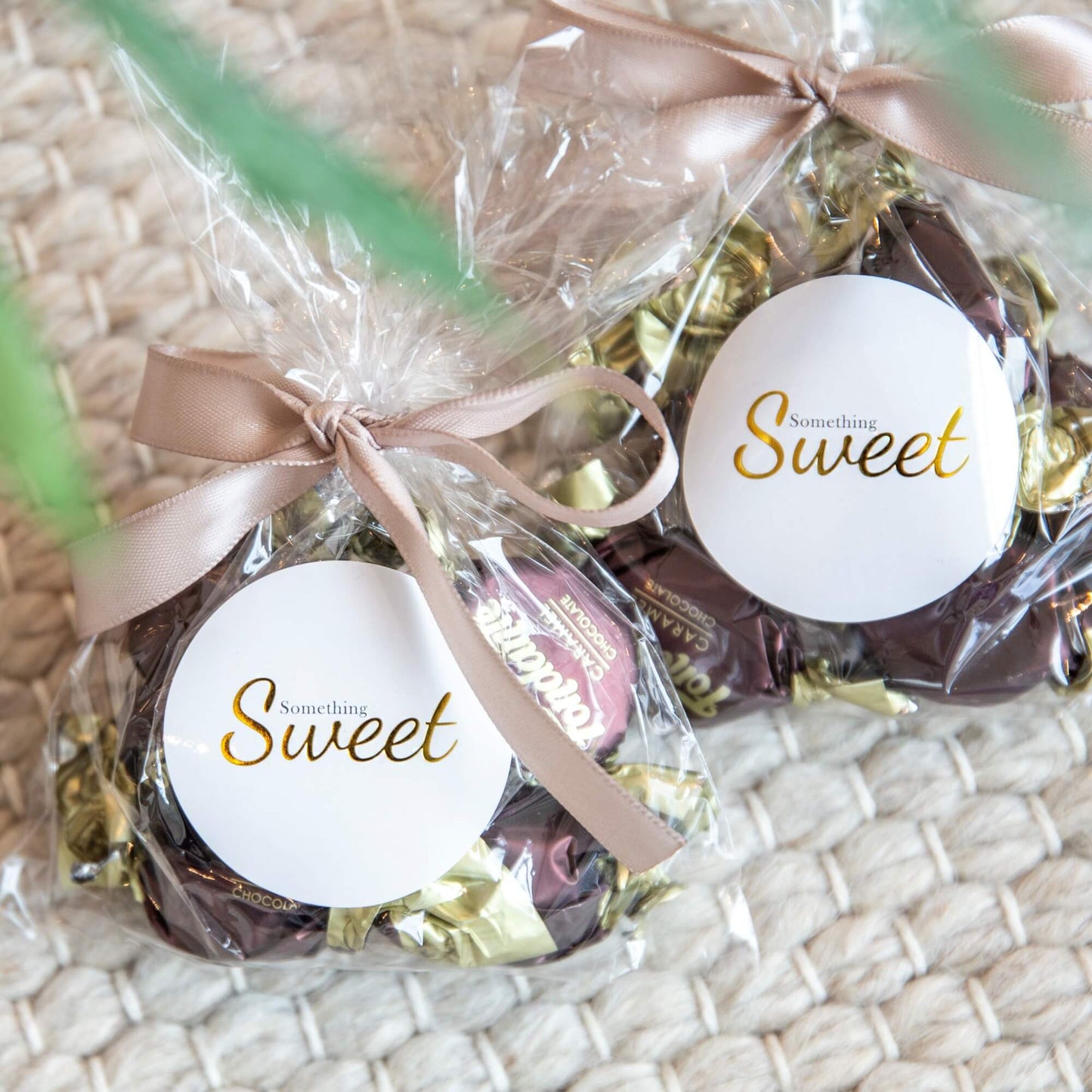 Gaveposer med fondantsjokolader, sløyfe og Something Sweet-etikett