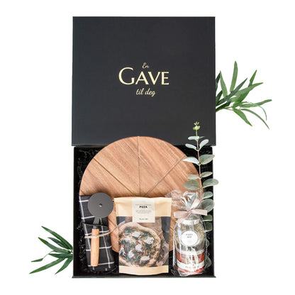Sort åpen gaveeske fra Boxit med pizza artikler. Perfekt universal gave.