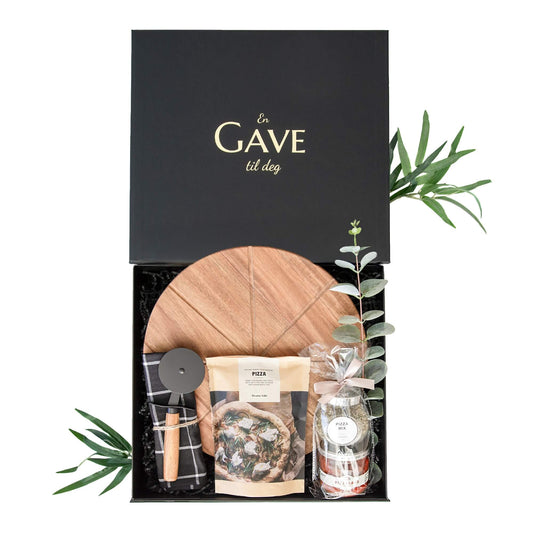 Sort åpen gaveeske fra Boxit med pizza artikler. Perfekt universal gave.