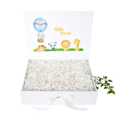 Elegant hvit gaveeske med babyprint og silkebånd fra Boxit - perfekt innpakkning av gaven til nyfødt baby.
