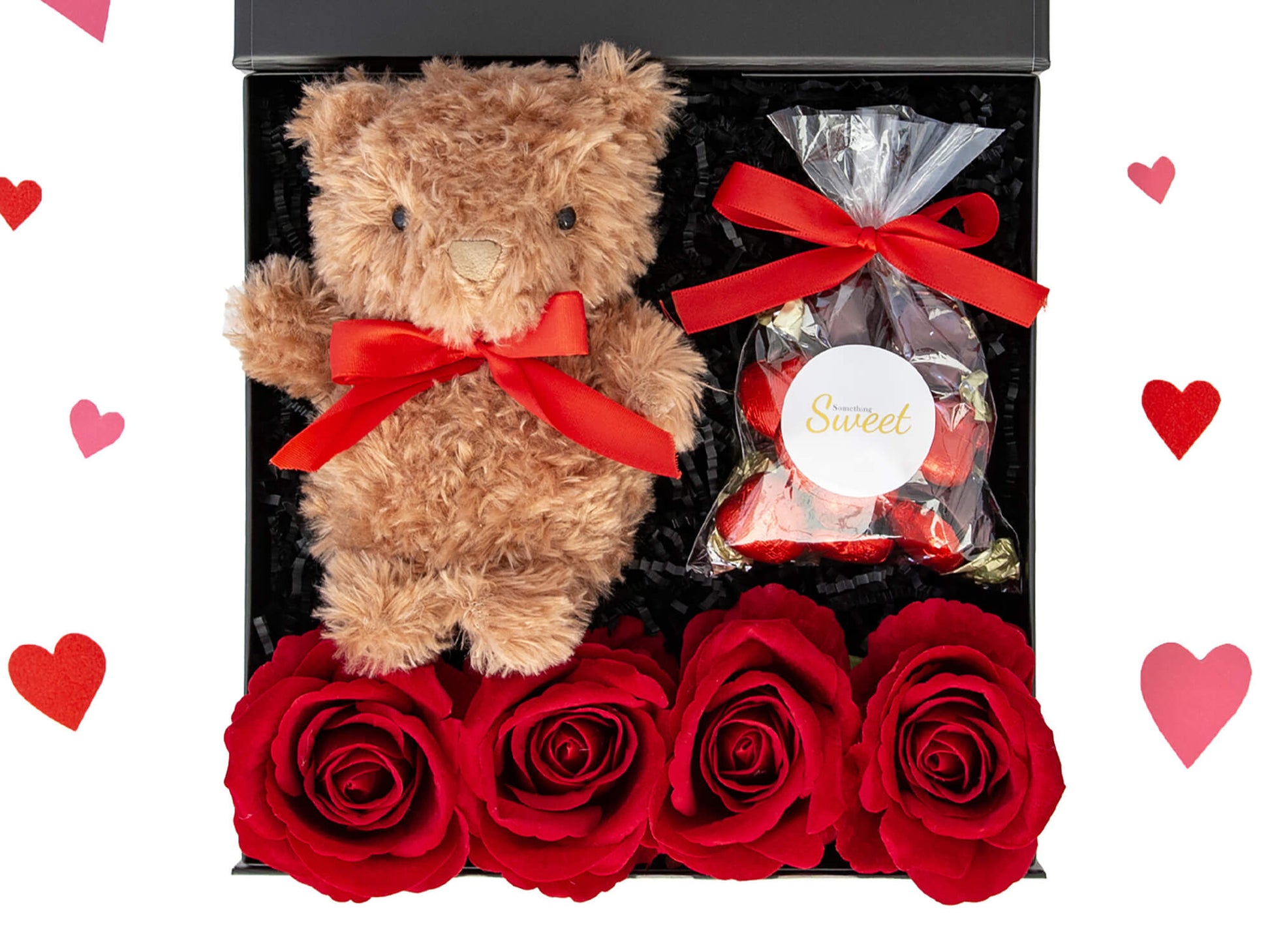 Røde roser, super myk bamse og deilige sjokolader i en sort gaveeske. Perfekt å gi til Valentine eller et jubileum som gave.