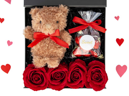 Røde roser, super myk bamse og deilige sjokolader i en sort gaveeske. Perfekt å gi til Valentine eller et jubileum som gave.