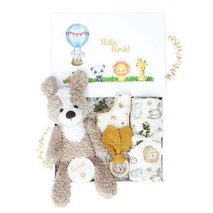 Gave til nyfødt baby med stor kosebamse, musslin blanket, rangle og smekke med løveprint.