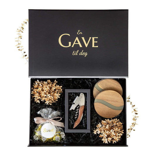 Åpen Everyday Luxury gaveeske med kelneråpner i stål og tre, to bordbrikker i akasietre, sjokolade og gullblomster