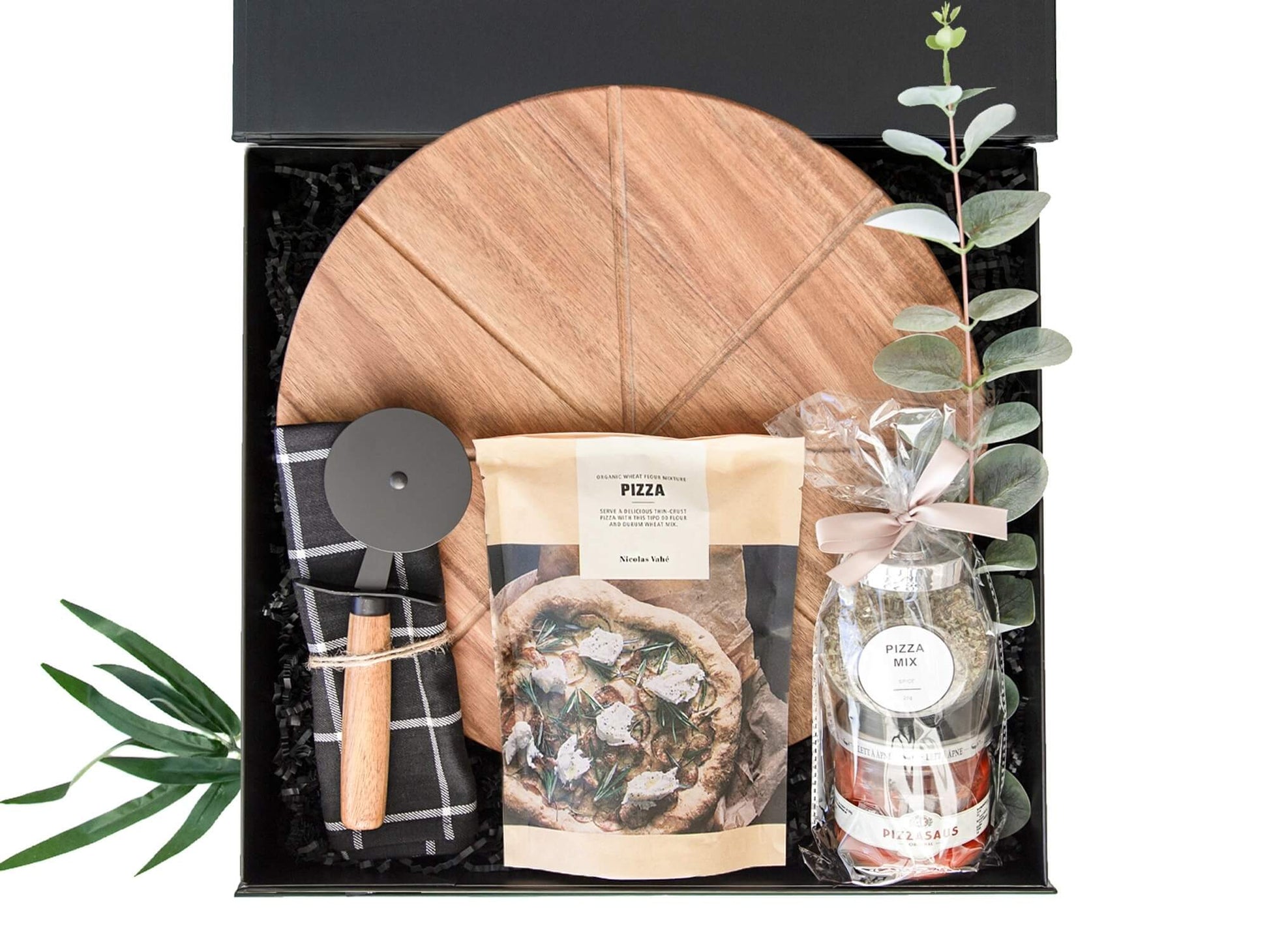 En gaveeske med pizzatema fylt opp med lekre produkter.