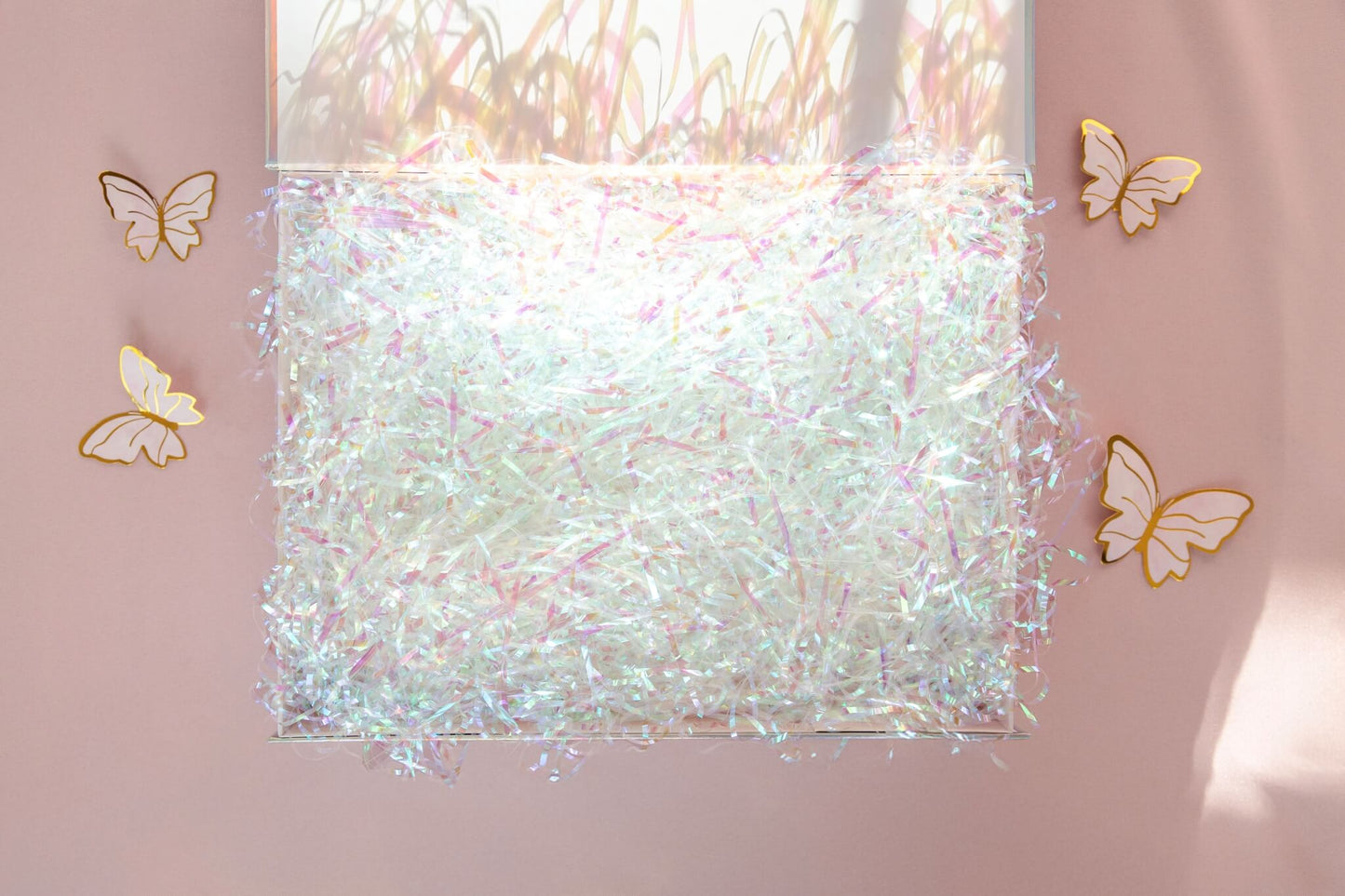 Detaljbilde av holografisk fyll i en gaveeske.