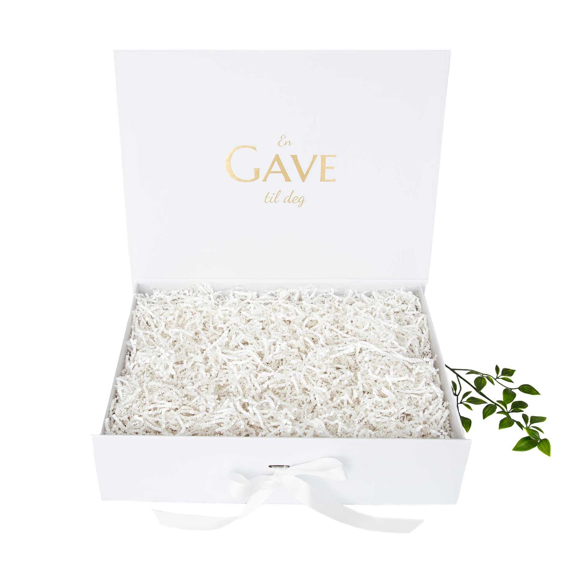 Elegant hvit gaveeske med gulltekst og silkebånd fra Boxit - perfekt innpakning av gaven til henne.