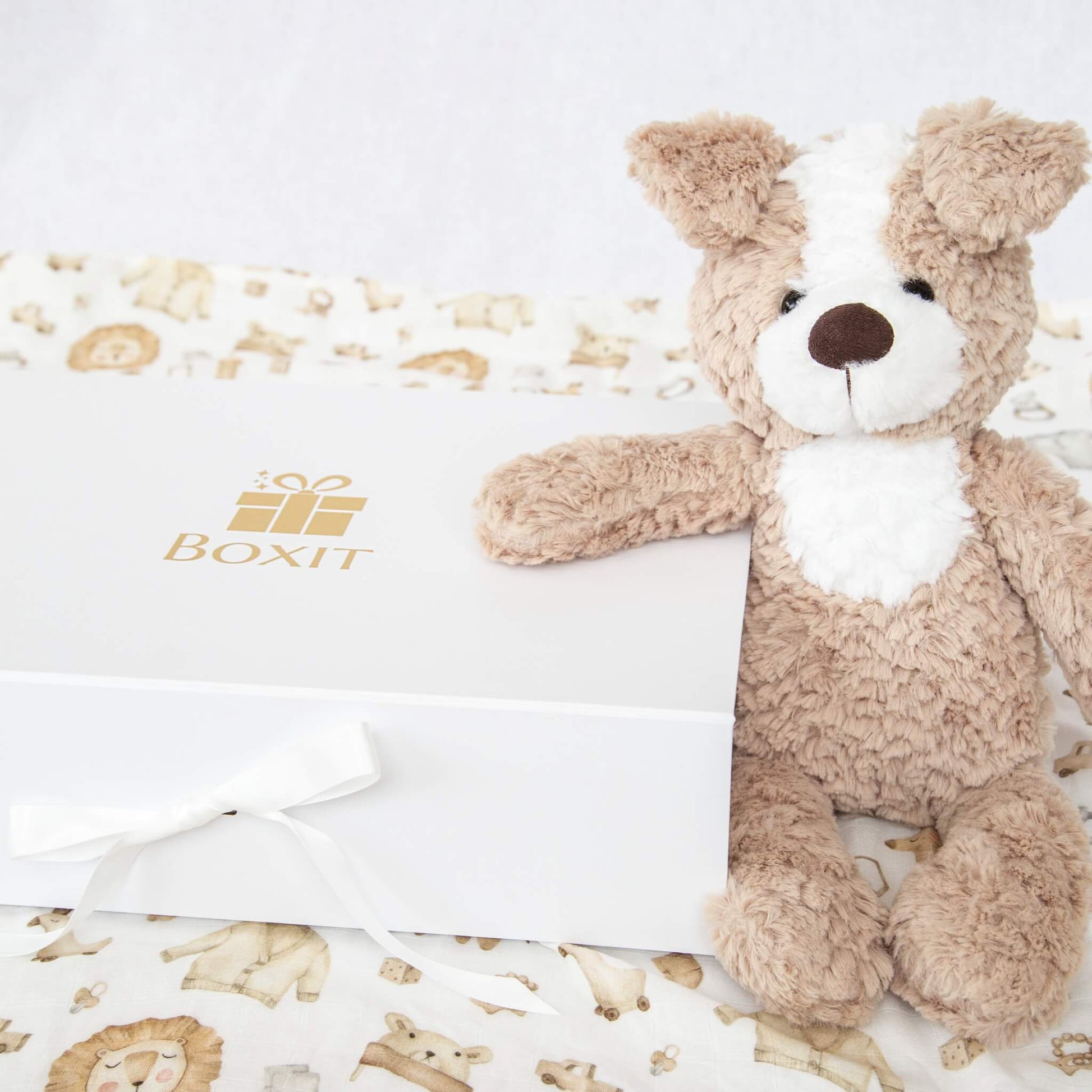 Hvit gaveeske fra Boxit med stor myk kosebamse som passer på gaven til nyfødt baby.