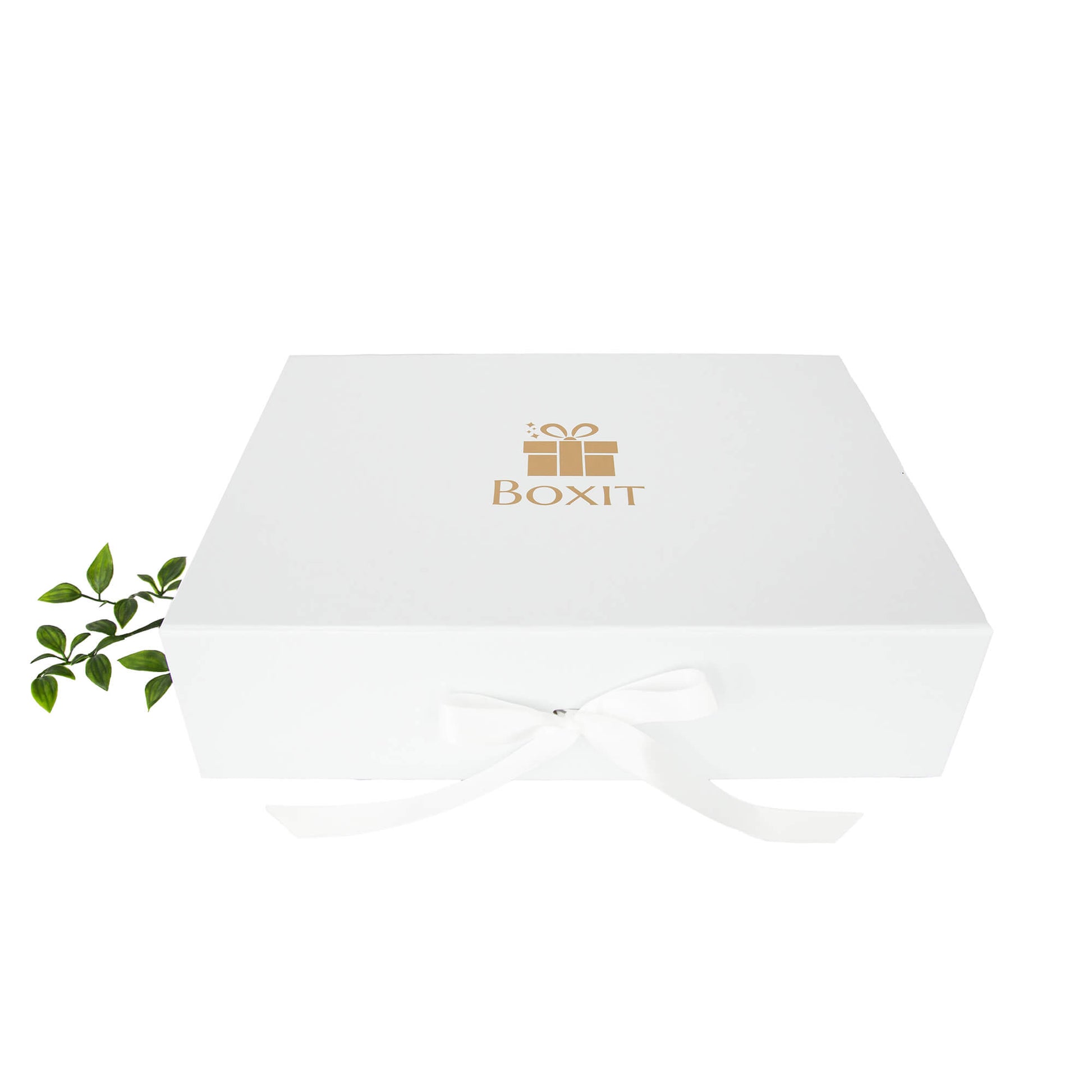 Lukket hvit gaveeske med gullfarget Boxit-logo og hvit silkebånd – elegant gaveinnpakning til dame.
