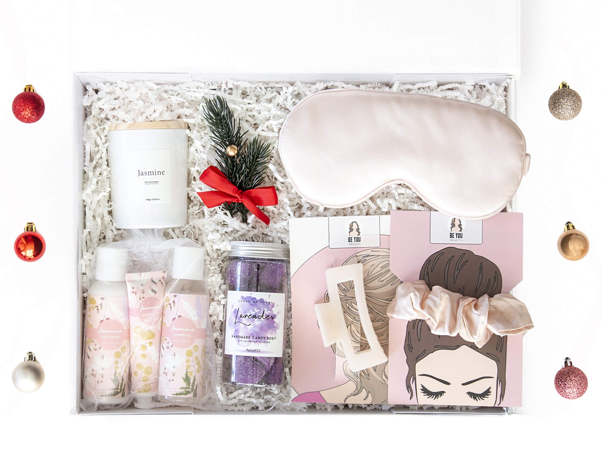 Julegave til henne med duftlys, sovemaske, strikk, badesett og bodyscrub.