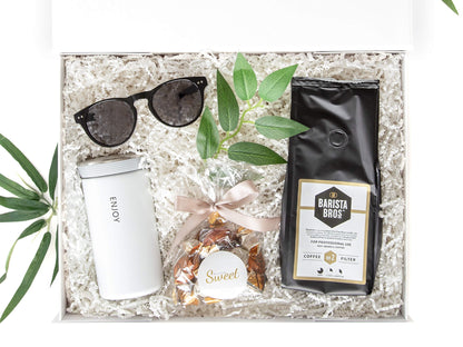 Dekorert gaveeske fra Boxit som inneholder kaffe, termokopp, solbriller og deilig sjokolade. Super gave til henne