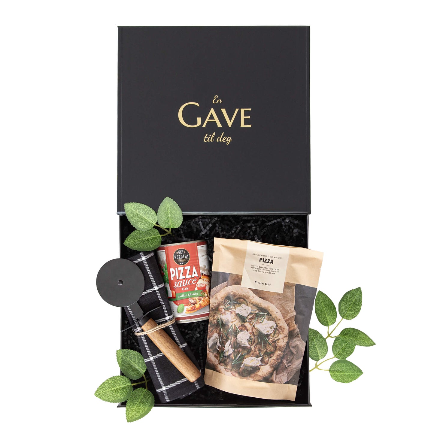 Fellesgave med pizzaskjærer i aksiatre, pizza mix, pizza saus og et kjøkkenhåndkle.